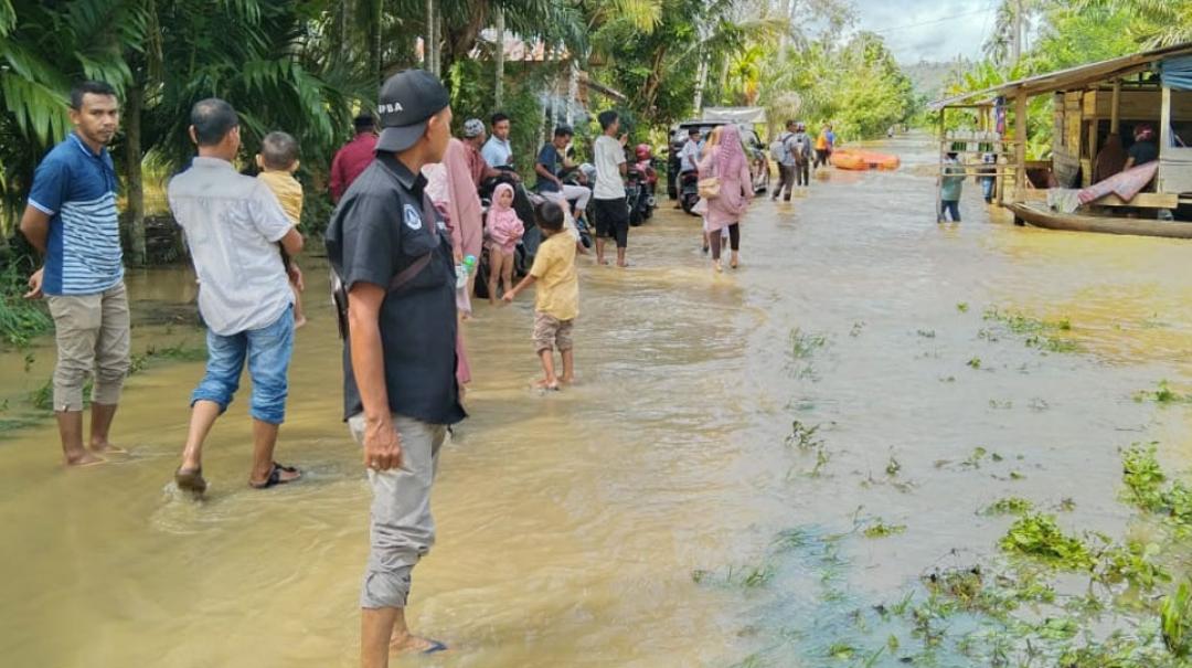 Foto : Banjir di Kecamatan Kluet Tengah, tinggi muka air berangsur surut dari tinggi muka...