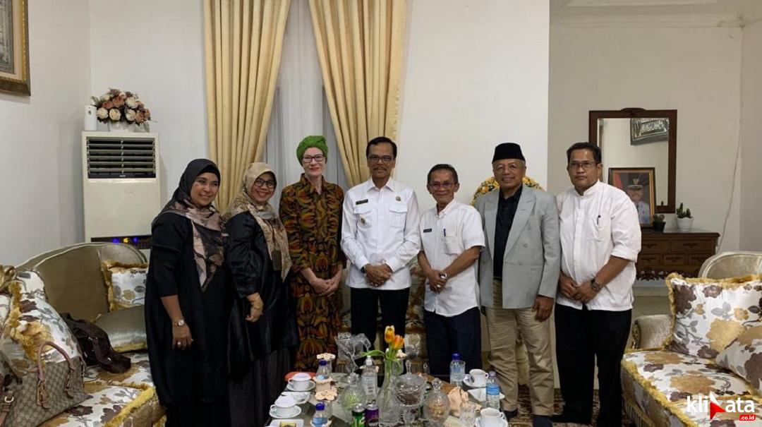 Bupati 50 Kota dengan Rektor Universitas Fort De Kock serat Direktur Indonesia Institute...