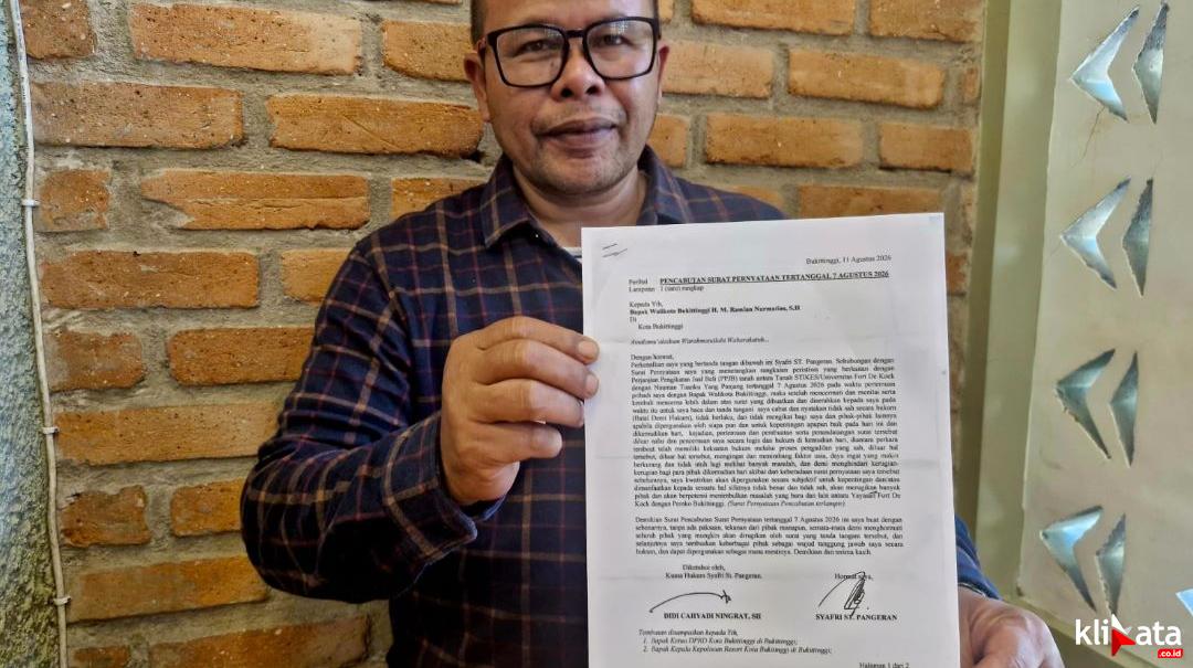 Mardi Wardi, SH  Kuasa hukum Syafri St,Pangeran melihatkan dokumen 11 Agustus 2026 yang...
