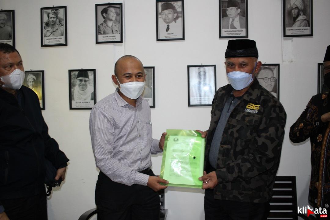 Memberikan Laporan Ke Gubernur Sumatera Barat