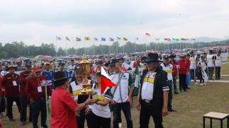Penyerahan Piala Bergilir Kejurnas dari Sulawesi Utara